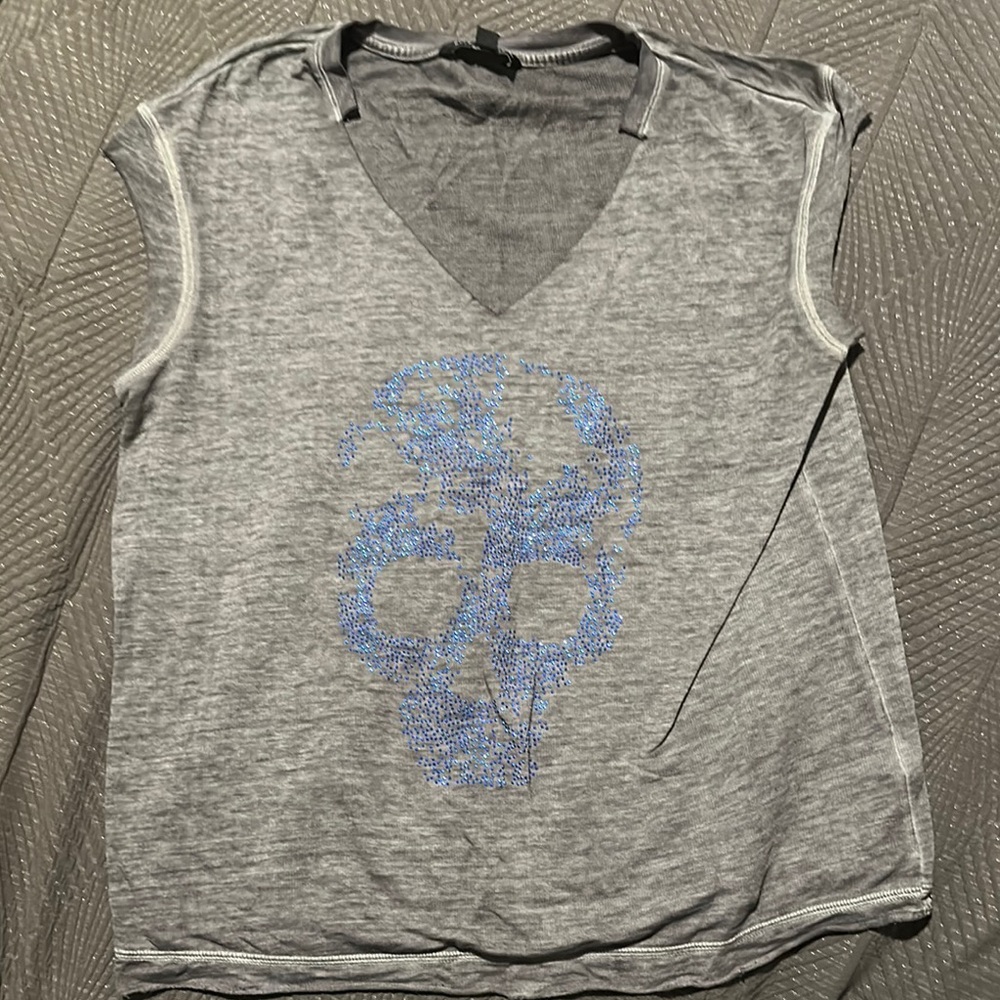 Gray V-Neck Skull Print Top